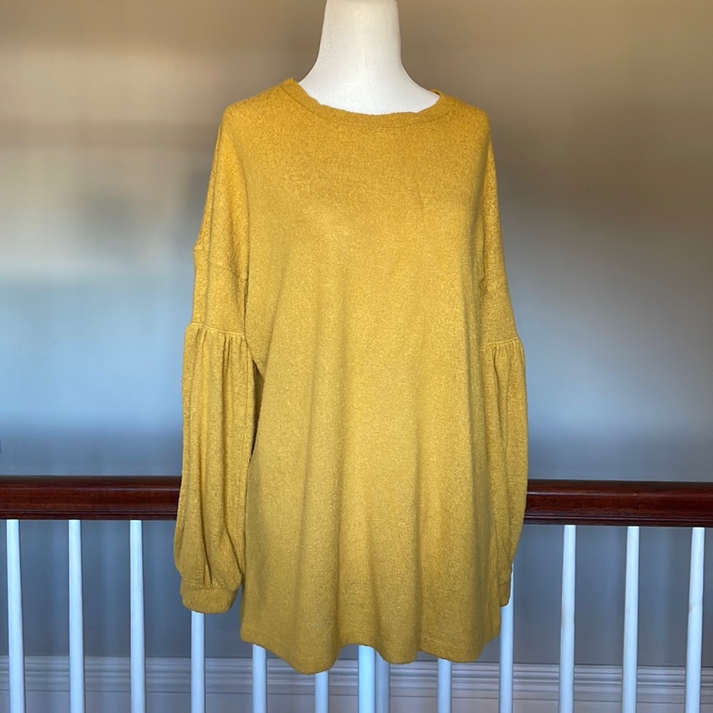 ⭐️ 3/$15 Women’s Boutique Balloon Sleeve Mustard Color Top Size Small
